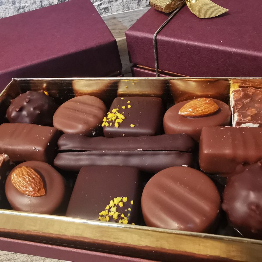 Coffret Assortiment Bonbons de Chocolat NOIR ET LAIT - 12 pièces - Mr & Mrs  Renou - Pâtisserie Chocolaterie École